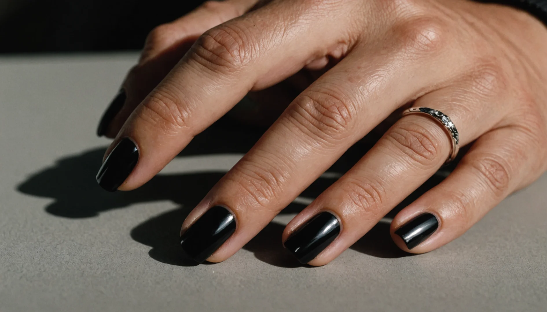 vernis à ongle noir homme signification spirituelle